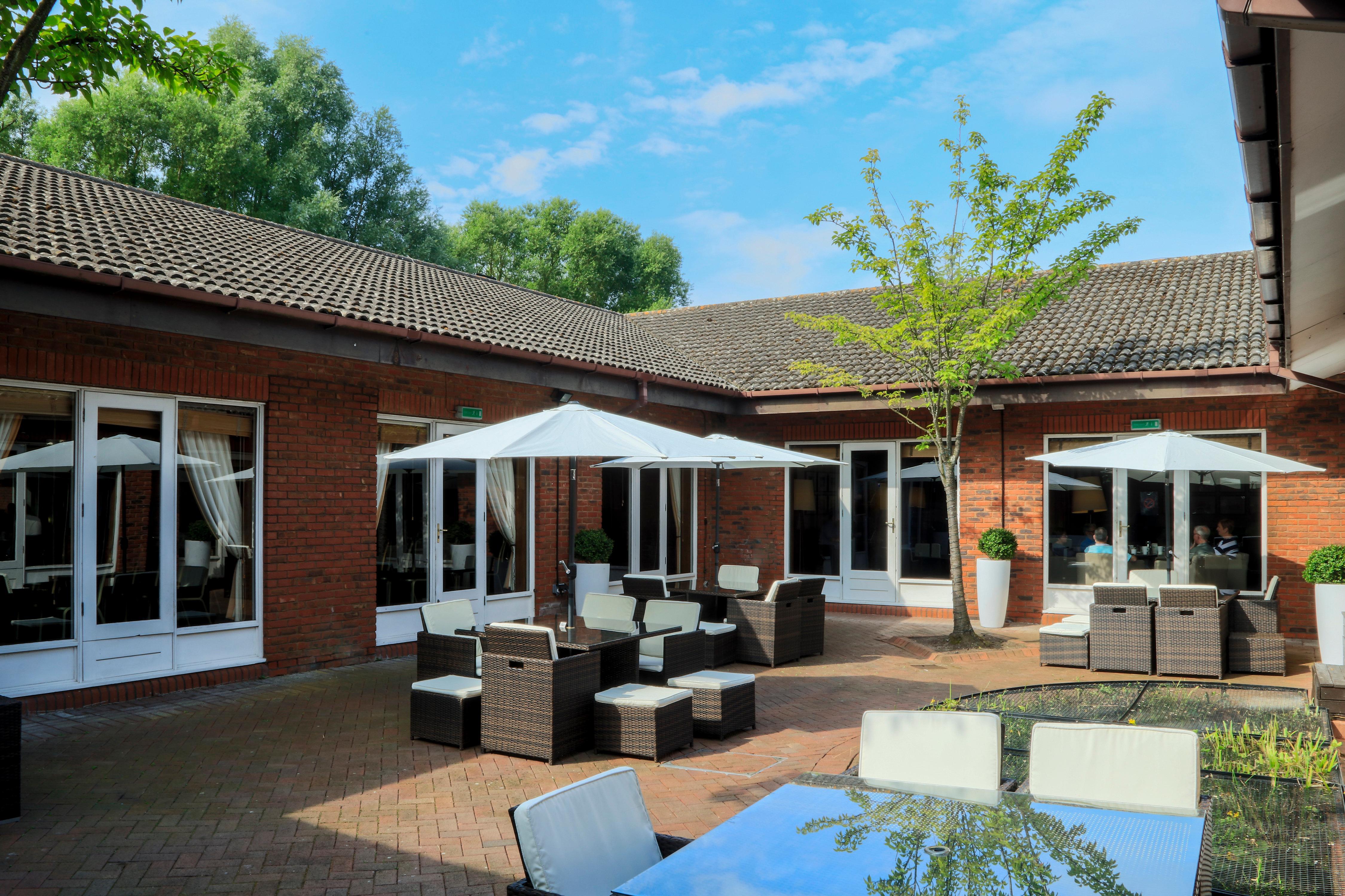 Holiday Inn Guildford By Ihg Exterior foto